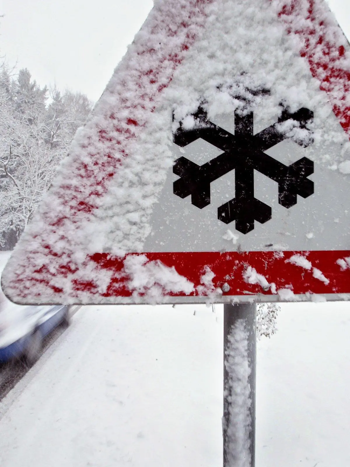Von Schnee bedeckt ist am Montag (21.11.2005) ein Hinweisschild auf schneebedeckte Straßen bei Landsberg am Lech. Mit heftigen Schneefällen hat der Winter auch im Westen Bayerns Einzug gehalten. In den Alpen kann mit 20 Zentimetern Neuschnee gerechnet werden. Foto: Karl-Josef Hildenbrand dpa/lby +++(c) dpa - Bildfunk+++