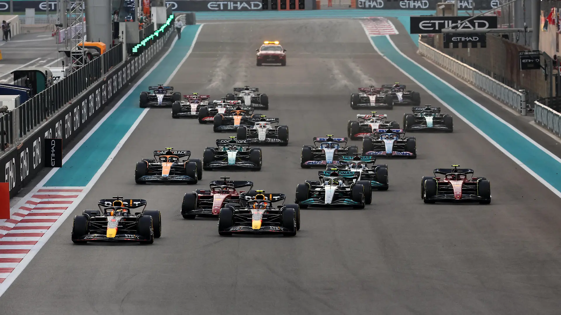 Formula 1 2022: Abu Dhabi GP YAS MARINA CIRCUIT, UNITED ARAB EMIRATES - NOVEMBER 20: The start of the race. Max Verstappen, Red Bull Racing RB18, leads Sergio Perez, Red Bull Racing RB18, Charles Leclerc, Ferrari F1-75, Sir Lewis Hamilton, Mercedes W13, Carlos Sainz, Ferrari F1-75, George Russell, Mercedes W13, Lando Norris, McLaren MCL36, and the rest of the pack during the Abu Dhabi GP at Yas Marina Circuit on Sunday November 20, 2022 in Abu Dhabi, United Arab Emirates. Photo by Steve Etherington / LAT Images Images PUBLICATIONxINxGERxSUIxAUTxHUNxONLY GP2222_150244SNE50512