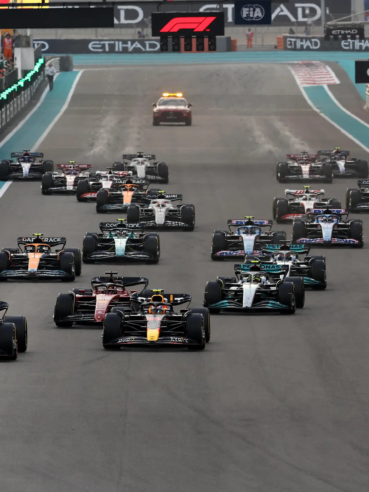  Formula 1 2022: Abu Dhabi GP YAS MARINA CIRCUIT, UNITED ARAB EMIRATES - NOVEMBER 20: The start of the race. Max Verstappen, Red Bull Racing RB18, leads Sergio Perez, Red Bull Racing RB18, Charles Leclerc, Ferrari F1-75, Sir Lewis Hamilton, Mercedes W13, Carlos Sainz, Ferrari F1-75, George Russell, Mercedes W13, Lando Norris, McLaren MCL36, and the rest of the pack during the Abu Dhabi GP at Yas Marina Circuit on Sunday November 20, 2022 in Abu Dhabi, United Arab Emirates. Photo by Steve Etherington / LAT Images Images PUBLICATIONxINxGERxSUIxAUTxHUNxONLY GP2222_150244SNE50512