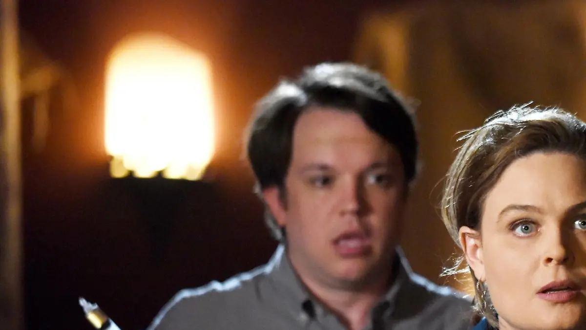 Brennan (Emily Deschanel) befindet sich in der Gewalt von ihrem ehemaligen Mitarbeiter Addy (Eric Millegan), der jahrelang in einer psychiatrischen Einrichtung einsaß, da er den Mord an einem Lobbyisten gestanden hatte.