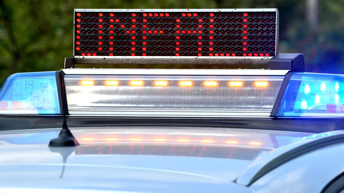 08.08.2018, Niedersachsen, Oldenburg: Die digitale Anzeige "Unfall" steht auf einem Einsatzfahrzeug der Polizei nach einem Unfall auf der Autobahn A28. Foto: Hauke-Christian Dittrich