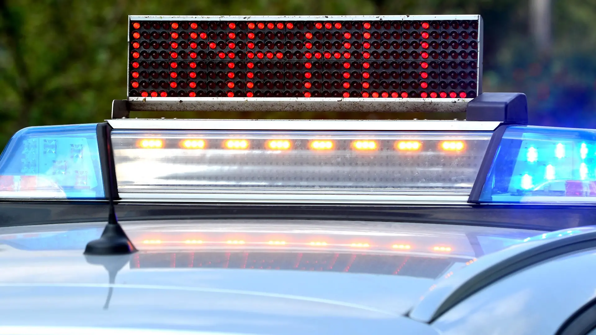 08.08.2018, Niedersachsen, Oldenburg: Die digitale Anzeige "Unfall" steht auf einem Einsatzfahrzeug der Polizei nach einem Unfall auf der Autobahn A28. Foto: Hauke-Christian Dittrich