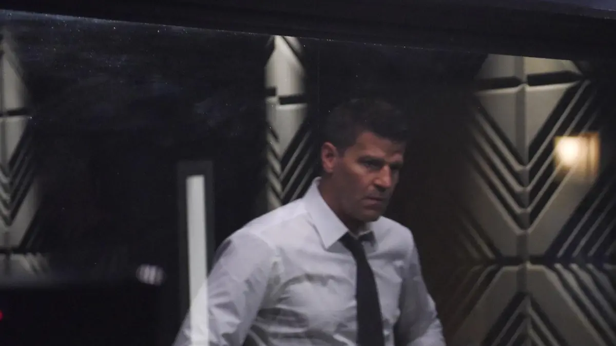 Booth (David Boreanaz) ist verzweifelt. Seine Kollegin wird von einem Mörder als Geisel festgehalten.