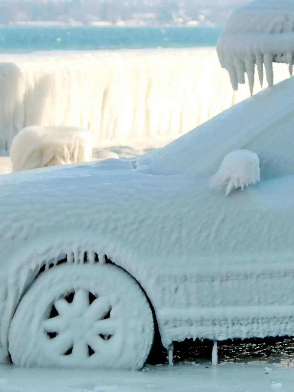 Jetzt ist die Zeit wieder gekommen. Kälte und Frost sorgen für vereiste Fenster. Hier gibt es Tipps für vereiste Autoscheiben.