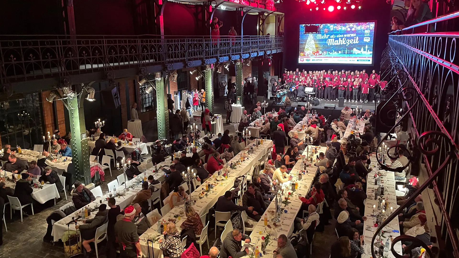 Unvergessliche Weihnachtsfeier für 470 Bedürftige in der Fischauktionshalle in Hamburg.