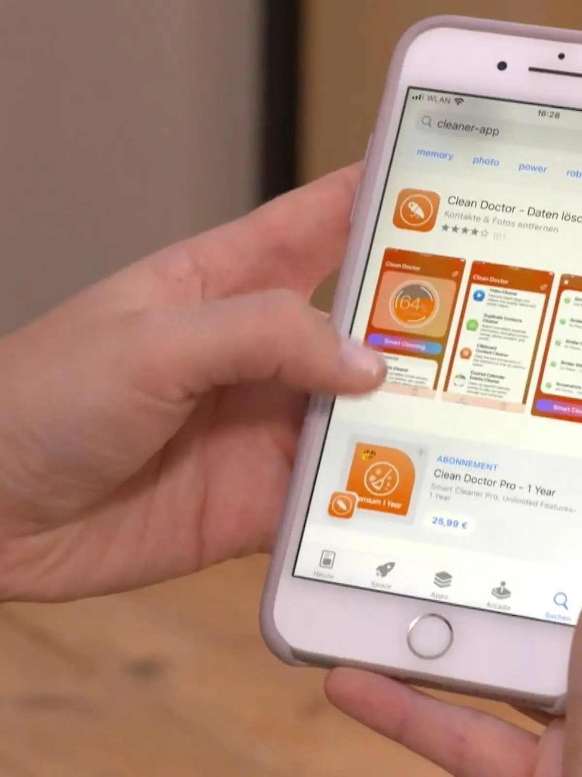 Zwei RTL-Reporter testen Cleaner Apps fürs Handy. Im Video sehen Sie, welche kostenlosen Apps wirklich etwas taugen.