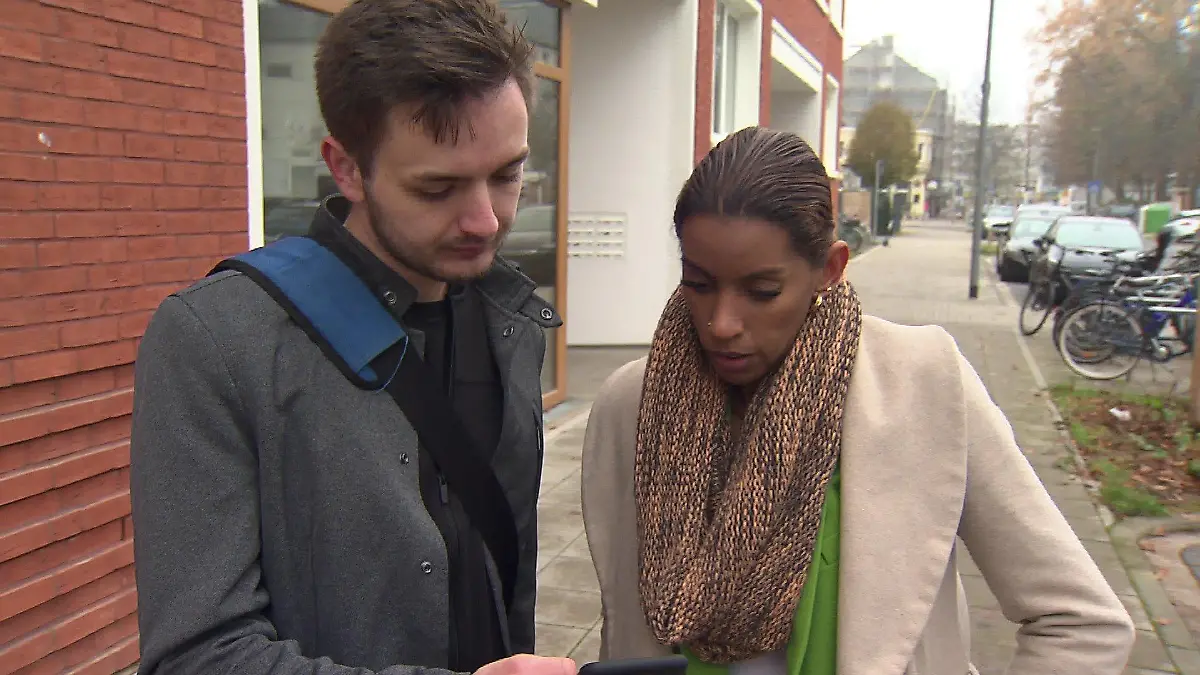 Llinely Klagis schaut sich mit unserem Reporter nochmal das Video an.