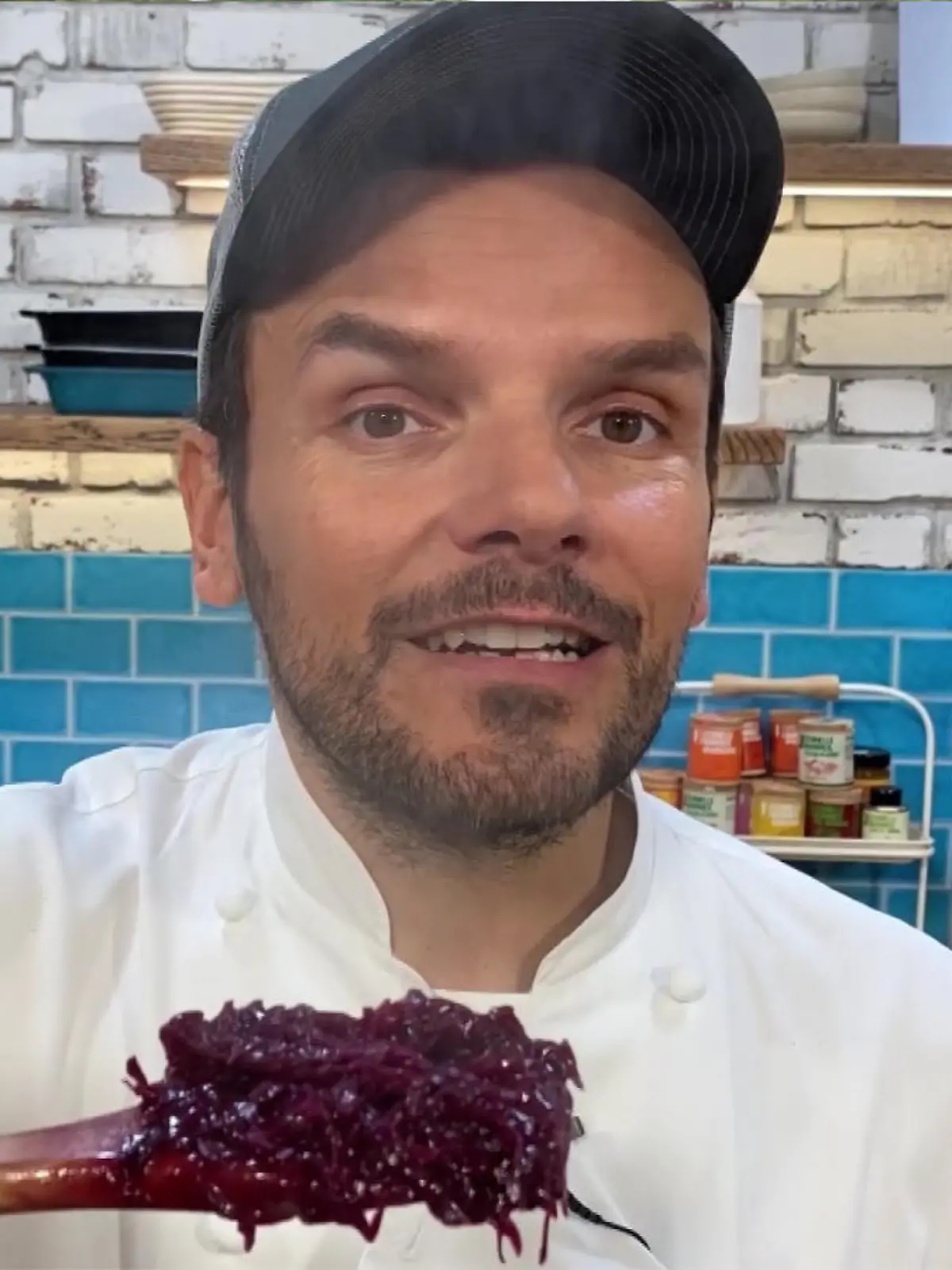 Mit den passenden Gewürzen schonend eingekocht ist Rotkraut das Weihnachtsgemüse schlechthin und darf auf keiner Festtafel fehlen. Das weiß auch Steffen Henssler und zeigt mit seinem persönlichen Rezept, wie es das perfekte Aroma bekommt.