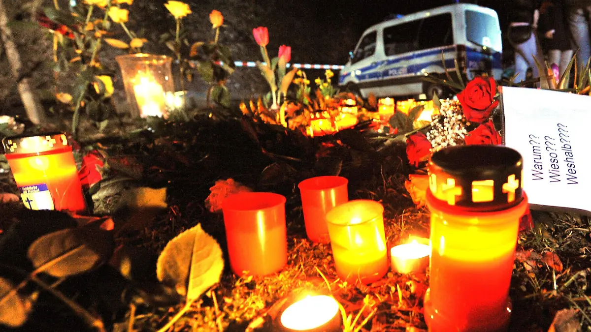 Kerzen und Blumen liegen am Mittwoch (11.03.2009) in Winnenden (Rems-Murr-Kreis) vor der Albertville- Realschule. Der ehemalige Schüler Tim K. begann hier mit seinem Amoklauf, bei dem insgesamt 16 Menschen ums Leben kamen. Foto: Stefan Puchner dpa/lsw +++(c) dpa - Bildfunk+++