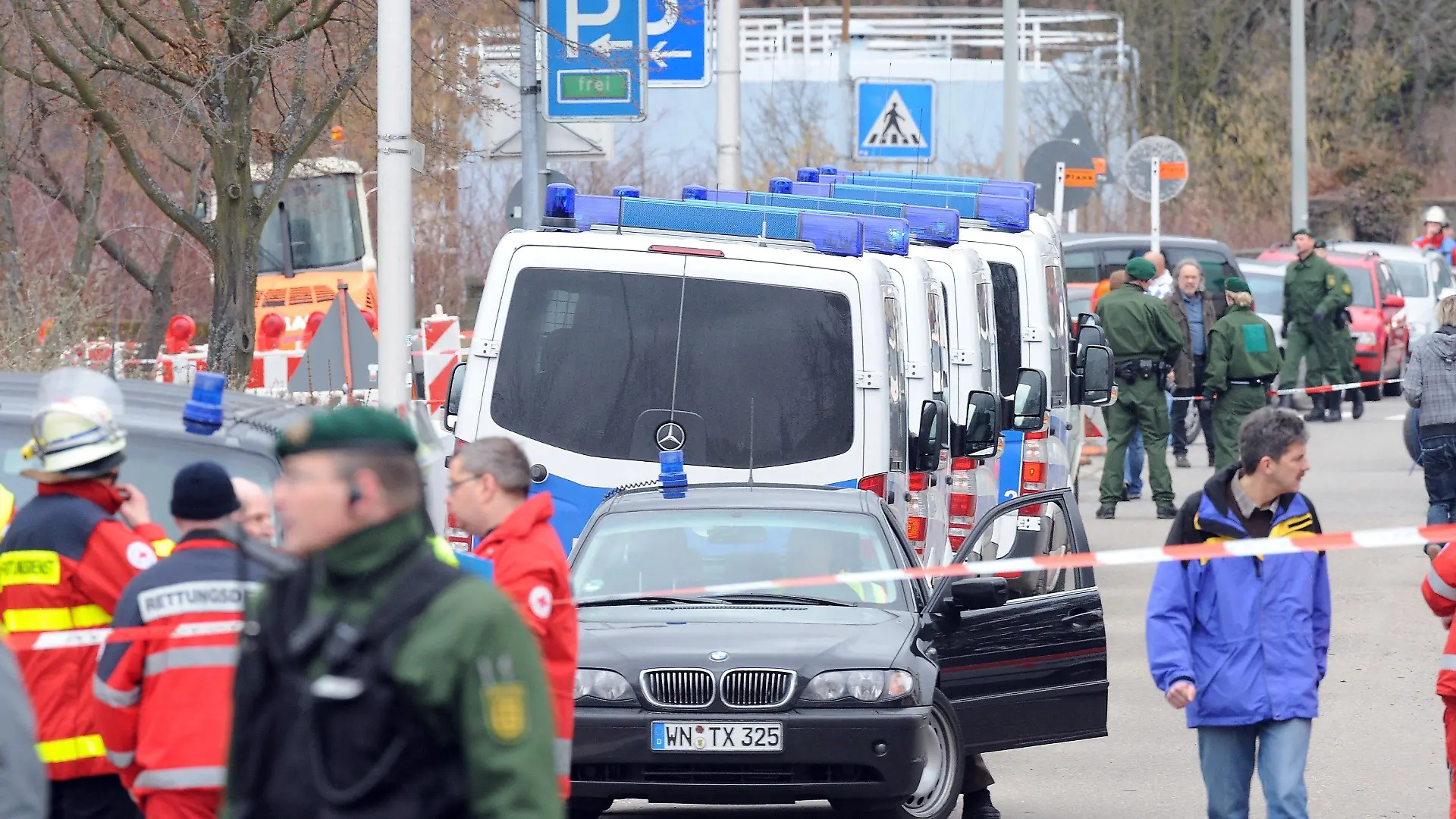 Polizei und Rettungskräfte stehen am Mittwoch (11.03.2009) an der Albertville-Realschule in Winnenden. Ein 17 Jahre alter Amokläufer hat am Mittwochmorgen mindestens 15 Menschen und anschließend sich selbst getötet, darunter mindestens neun Schüler und drei Lehrer der Schule. Foto: Sascha Baumann dpa/lsw  +++(c) dpa - Bildfunk+++