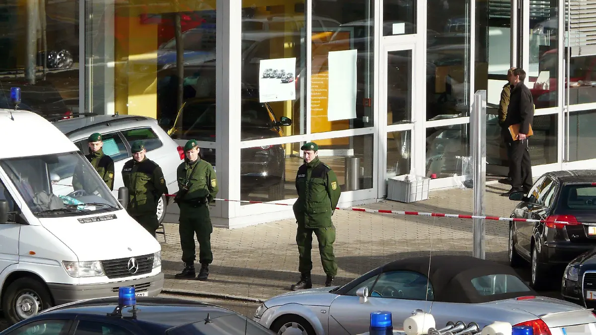 Polizeibeamte stehen am Mittwoch (11.03.2009) vor einem Autohaus in Wendlingen. Ein 17-jähriger Jugendlicher tötete bei einem Amoklauf 15 Menschen und sich vermutlich dann selbst. In der Albertville-Realschule in Winnenden tötete er gegen 9.30 Uhr zunächst neun Schüler im Alter von 14 und 15 Jahren sowie drei Lehrerinnen. Auf seiner Flucht erschoss er weitere drei Menschen. dpa/lsw +++(c) dpa - Bildfunk+++