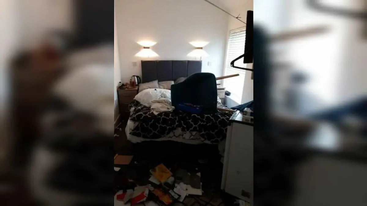 Opa zerlegte Hotelzimmer in Porthcrawl, Wales