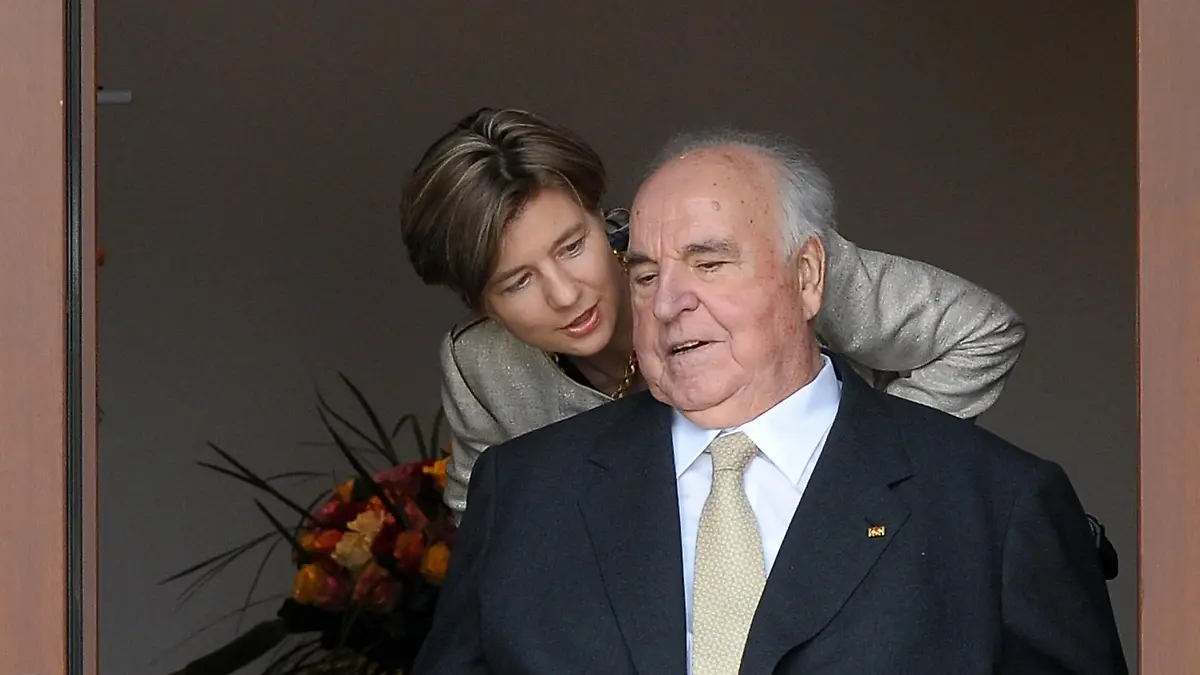 Altkanzler Helmut Kohl (CDU) und seine Ehefrau Maike Kohl-Richter kommen zusammen am Samstag (03.04.2010) an ihrem Wohnhaus in Ludwigshafen-Oggersheim vor die Eingangstüre. Kohl feiert am 3. April seinen 80. Geburtstag. Eine zentrale Feier wird es am 5. Mai in Ludwigshafen geben. Dazu werden 1000 Gäste erwartet. Foto: Ronald Wittek dpa/lrs  +++(c) dpa - Bildfunk+++