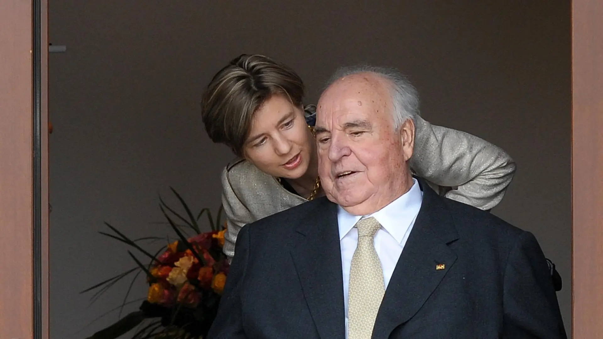 Altkanzler Helmut Kohl (CDU) und seine Ehefrau Maike Kohl-Richter kommen zusammen am Samstag (03.04.2010) an ihrem Wohnhaus in Ludwigshafen-Oggersheim vor die Eingangstüre. Kohl feiert am 3. April seinen 80. Geburtstag. Eine zentrale Feier wird es am 5. Mai in Ludwigshafen geben. Dazu werden 1000 Gäste erwartet. Foto: Ronald Wittek dpa/lrs +++(c) dpa - Bildfunk+++