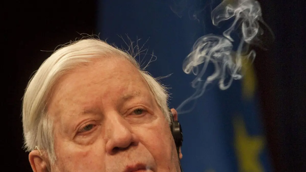 Altbundeskanzler Helmut Schmidt spricht am Donnerstag (02.04.2009) in der Alten Oper in Frankfurt am Main. Unter der Leitung des Präsidenten der Europäischen Zentralbank (EZB), Trichet, diskutierte er mit Frankreichs Ex-Präsident Giscard d'Estaing über "Die Zukunft Europas" Foto: Frank Rumpenhorst dpa/lhe +++(c) dpa - Bildfunk+++