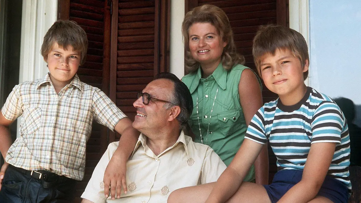 ARCHIV - Der CDU-Vorsitzende und Ministerpräsident von Rheinland-Pfalz, Helmut Kohl, mit seiner Ehefrau Hannelore und seinen Söhnen Peter (r) und Walter (l) aufgenommen am 21.7.1975 im Sommerurlaub in St. Gilgen in Österreich. Kohl prägte Deutschland über 16 Jahre als Kanzler und die CDU als Vorsitzender während eines Vierteljahrhunderts. Am 3. April 2010 wird Kohl 80 Jahre alt. Foto: Heinz Wieseler (zu dpa-Themenpaket: "80. Geburtstag Helmut Kohl zum 3. April" vom 28.03.2010)  +++(c) dpa - Bildfunk+++