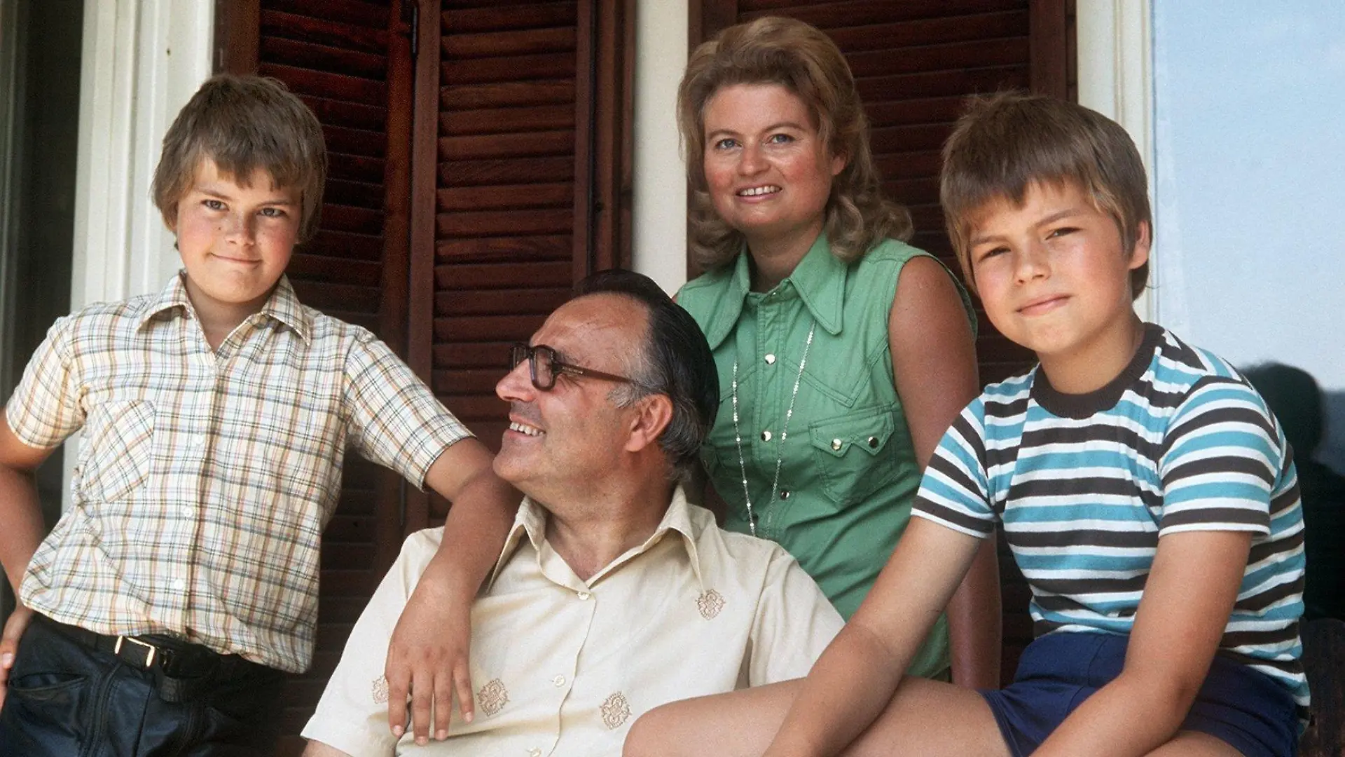 ARCHIV - Der CDU-Vorsitzende und Ministerpräsident von Rheinland-Pfalz, Helmut Kohl, mit seiner Ehefrau Hannelore und seinen Söhnen Peter (r) und Walter (l) aufgenommen am 21.7.1975 im Sommerurlaub in St. Gilgen in Österreich. Kohl prägte Deutschland über 16 Jahre als Kanzler und die CDU als Vorsitzender während eines Vierteljahrhunderts. Am 3. April 2010 wird Kohl 80 Jahre alt. Foto: Heinz Wieseler (zu dpa-Themenpaket: "80. Geburtstag Helmut Kohl zum 3. April" vom 28.03.2010) +++(c) dpa - Bildfunk+++