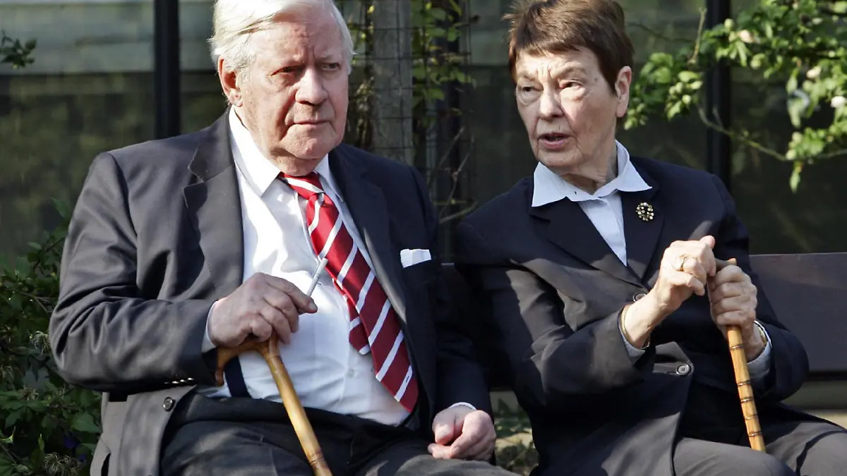 ARCHIV - Altkanzler Helmut Schmidt (SPD) und seine Frau Hannelore "Loki" Schmidt, sitzen im Botanischen Garten in Hamburg auf einer Bank (Archivfoto vom 24.08.2006). Helmut Schmidt feiert am 23.12.2008 seinen 90. Geburtstag. Foto: Ulrich Perrey dpa/lno (zu dpa Themenpaket Helmut Schmidt vom 22.12.2008) +++(c) dpa - Bildfunk+++