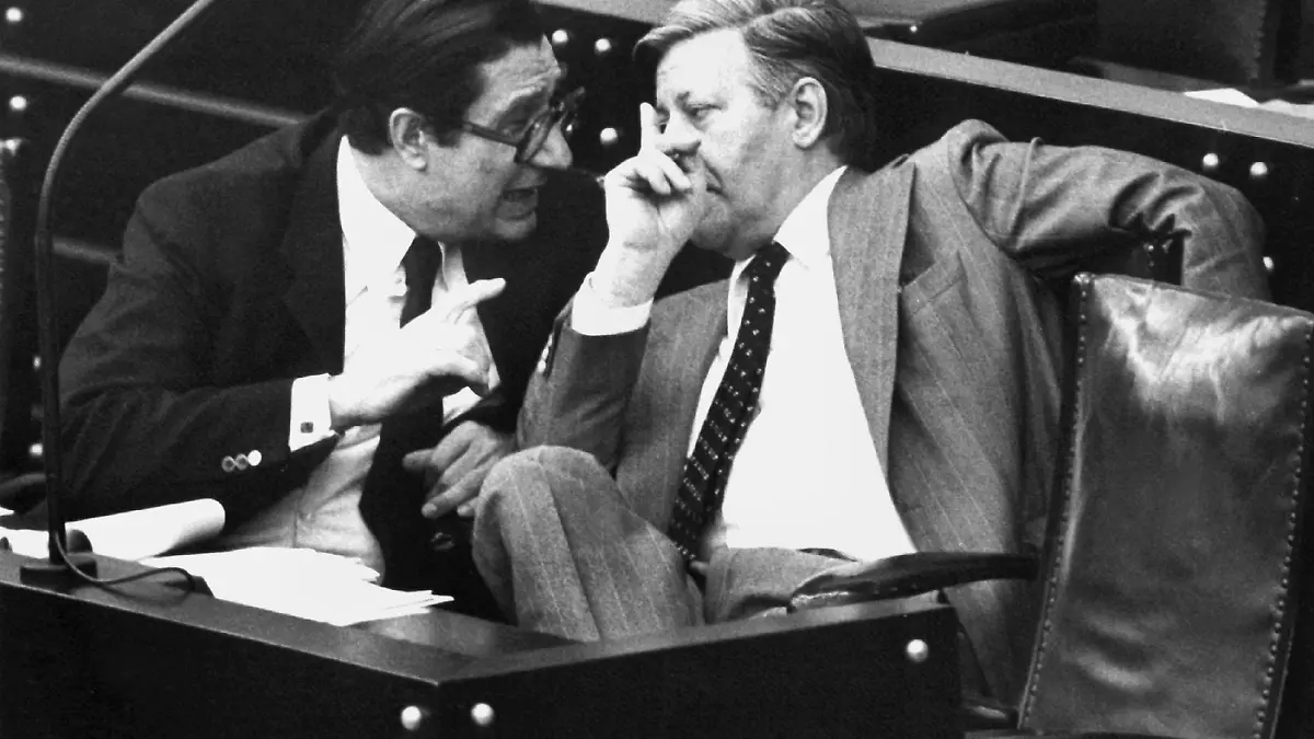 ARCHIV - Bundesinnenminister Werner Maihofer (FDP, l) und Bundeskanzler Helmut Schmidt (SPD, r) unterhalten sich auf der Regierungsbank im Bundestag in Bonn während der Debatte über die Abwehr von Extremisten im Öffentlichen Dienst (Archivfoto vom 24.10.1975). Nach Informationen der Deutschen Presse-Agentur dpa aus Kreisen der Familie ist Maihofer bereits vor zwei Wochen 90-jährig gestorben. Foto: Egon Steiner dpa (zu dpa 4384) +++(c) dpa - Bildfunk+++