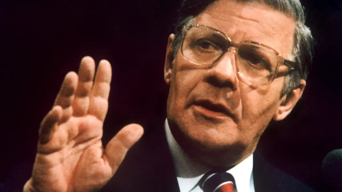 Bundeskanzler Helmut Schmidt (1974-1982, SPD), aufgenommen 1977. Der SPD-Politiker wurde am 23. Dezember 1918 in Hamburg geboren.