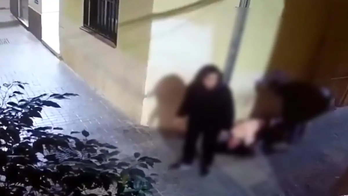 Hotel workers help a German tourist, in Malaga, Spain, on Saturday, Nov. 19, 2022. The suspect who choked the victim ran away, and the victim tried to go after him to take her stolen belongings, but was unsuccessful, police are looking for him. (Newsflash)