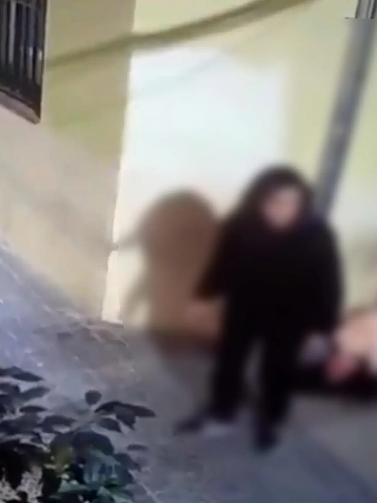 Hotel workers help a  German tourist, in Malaga, Spain, on Saturday, Nov. 19, 2022. The suspect  who choked the victim  ran away, and  the victim tried to go after him to take her stolen belongings, but was unsuccessful,  police are looking for him. (Newsflash)