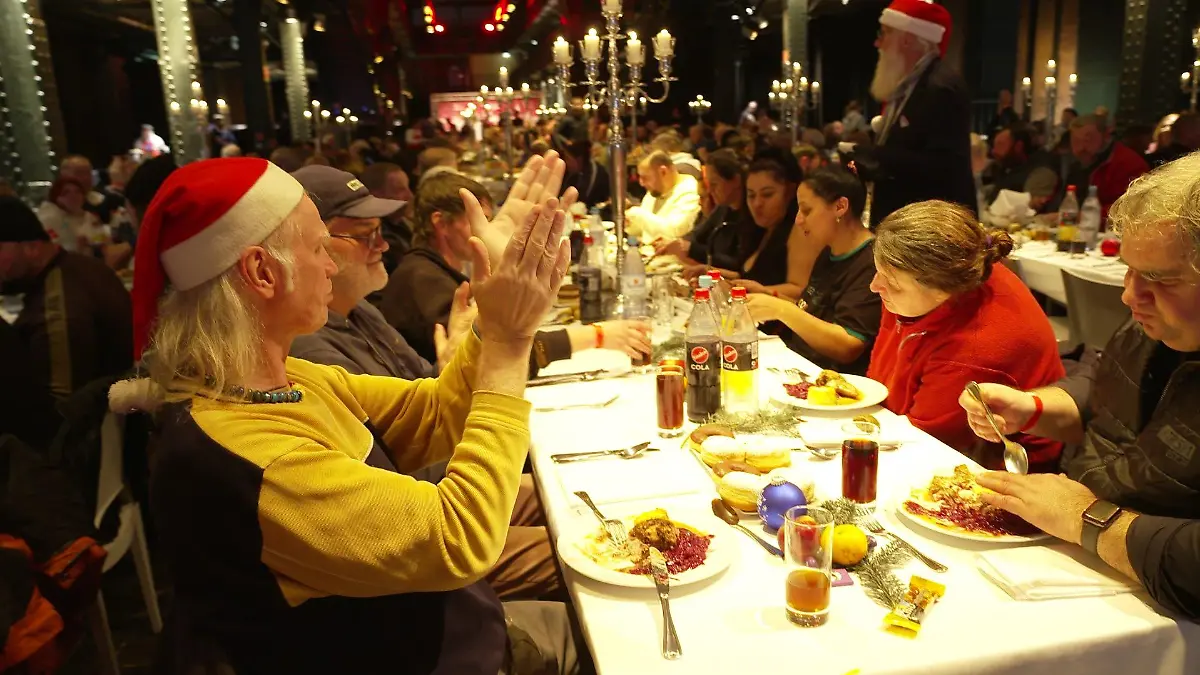 Die Gäste bekommen ein weihnachtliches Drei-Gänge-Menü serviert.