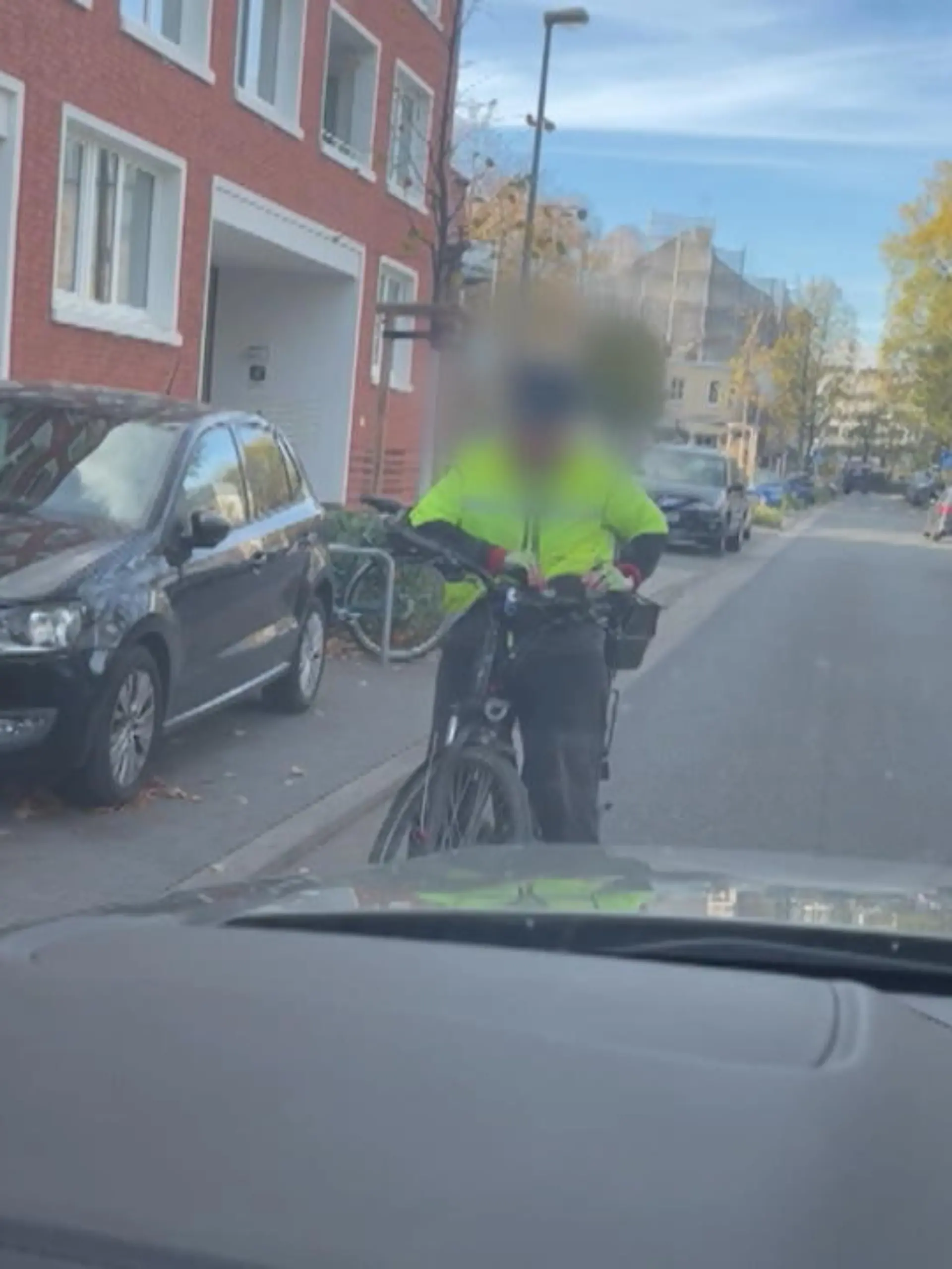 Eine Radfahrerin und ein Auto stehen sich in einer engen Straße in der Südstadt von Hannover gegenüber – an ein Weiterfahren oder Ausweichen ist nicht zu denken. Minutenlang schreien sich die Parteien an. Das Video dazu geht im Netz viral und hat auf der Videoplattform TikTok bereits mehr als sechs Millionen Klicks. Was die wütende Radfahrerin am Ende des Streits macht und wie ein Verkehrsrechtler die Lage einschätzt, zeigen wir im Video.