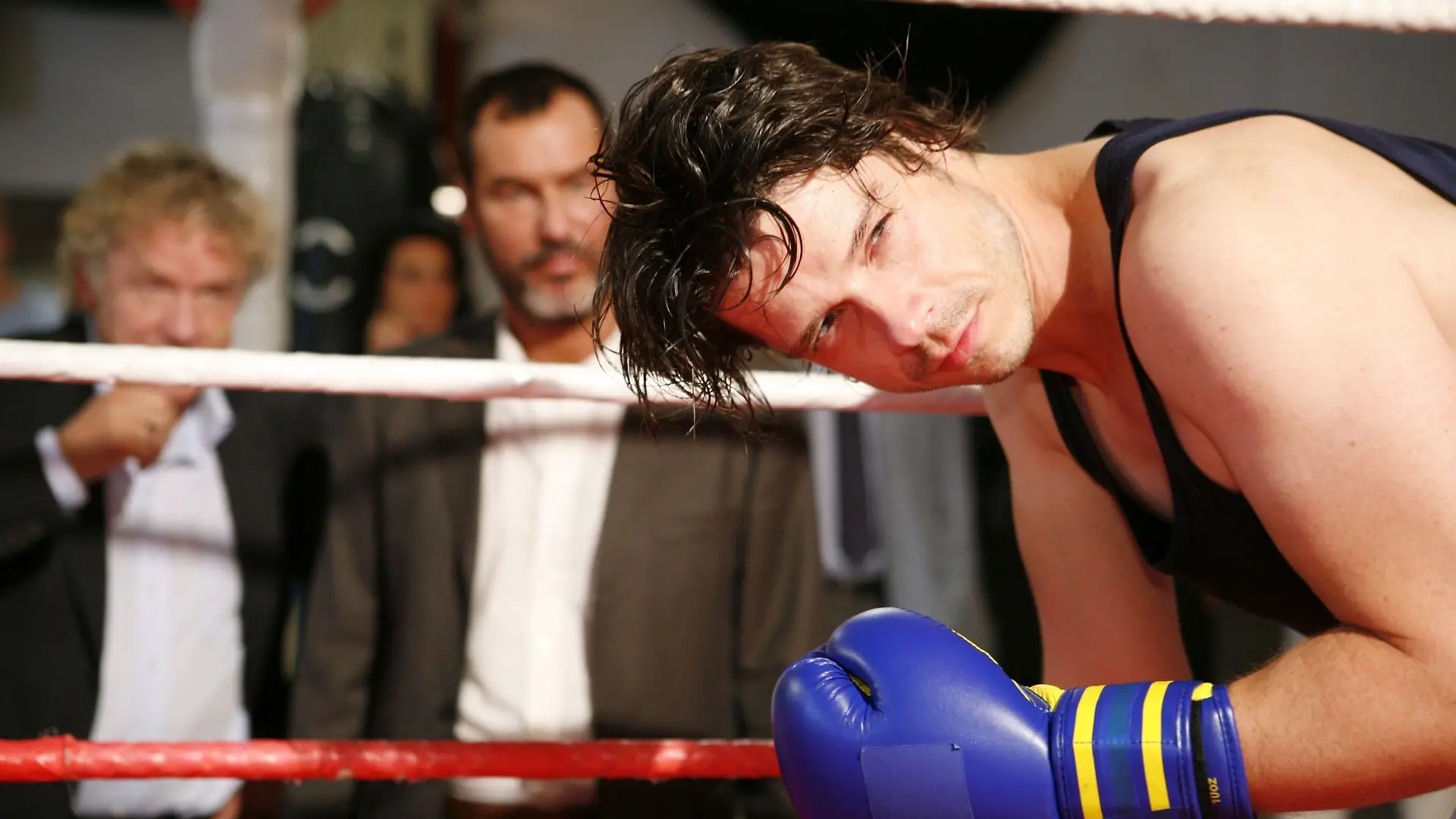 Beim Boxkampf von Mike (Stephen Dürr, re.) glaubt Richard (Silvan-Pierre Leirich, Mi.) sich auf der sicheren Seite, doch Peter (Thomas Goritzki) gelingt es im letzten Moment, Richard bei der Wette doch noch  zu linken...