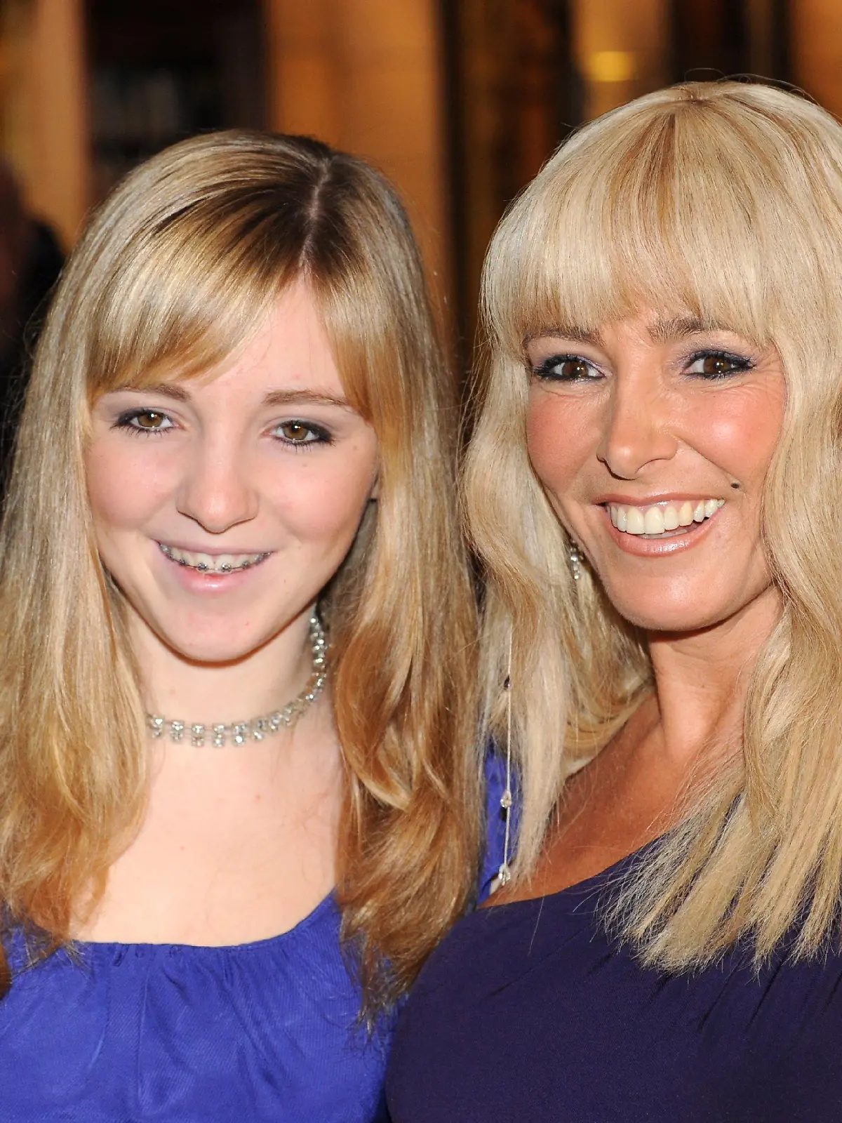 Die Moderatorin Gundis Zambo und ihre Tochter Emma kommen am Samstag (17.10. 2009) in München (Oberbayern) zur Gala anlässlich der Verleihung des "Audi Generation Award 2009". Die Auszeichnung wird an junge Talente mit herausragenden Leistungen und beispielhaftem Umgang mit den großen Erfolgen, die sie bereits erreicht haben, verliehen. In diesem Jahr wurde der Award an die Nachwuchshoffnungen in den Bereichen Medien, Sport und Musik verliehen. Foto: Tobias Hase dpa/lby  +++(c) dpa - Bildfunk+++