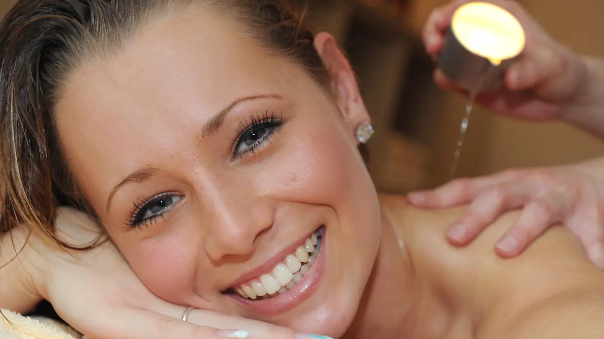 Im Kaiser SPA Hotel "Zur Post" in Bansin genießt Marie Lehmann einen Wellnessanwedung mit Massagekerzen. Die Kerzen werden anzündet und nach ca. 10 Minuten wird das verflüssigte Öl auf die Haut gegeben. Eine Massage mit Massagekerzen soll Verspannungen lösen, strafft die Haut und belebt den Körper. Das Hotel auf der Insel Usedom bietet noch zahlreiche weitere Wellnessangebote, wie Sauna, Solarium, Schwimmbad und Fitnessbereich. Das Haus an der Ostseeküste wurde vom unabhängigen Deutschen Wellness Verband mit dem Prädikat "Sehr Gut" ausgezeichnet. Vom 14. November bis zum 12. Dezember 2009 bieten die 5. Usedomer Wellness-Tage einen Mix aus Veranstaltungen, Vorträgen und Themenabenden. Foto: Stefan Sauer/lmv +++(c) dpa - Report+++