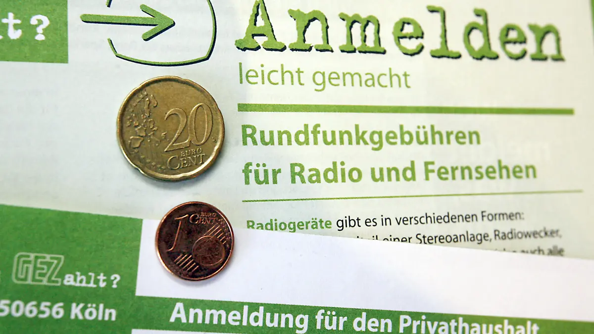 Auf einem Anmeldeformular der GEZ liegen 21 Cent (Illustration vom 02.05.2007). Um diese geht es am Mittwoch (02.05.2007) bei einer Gebührenklage von ARD, ZDF und Deutschlandfunk im Bundesverfassungsgericht in Karlsruhe. Die öffentlich rechtlichen Sender klagen gegen die jüngste Festsetzung der Rundfunkgebühren durch die Länder, die deutlich unter der Empfehlung der Kommission zur Ermittlung des Finanzbedarfs der Rundfunkanstalten (KEF) lag. Mit dem derzeit geltenden Staatsvertrag beschlossen die Länder, die Rundfunkgebühr zum 01. April 2005 um 88 Cent auf 17,03 Euro im Monat zu erhöhen. Sie blieben damit unter der Empfehlung der KEF, die eine Erhöhung zum 01. Januar 2005 um 1,09 Euro auf 17,24 Euro vorgeschlagen hatte. Diese ergibt eine Differenz von 21 Cent. Foto: Uli Deck dpa/lsw +++(c) dpa - Report+++