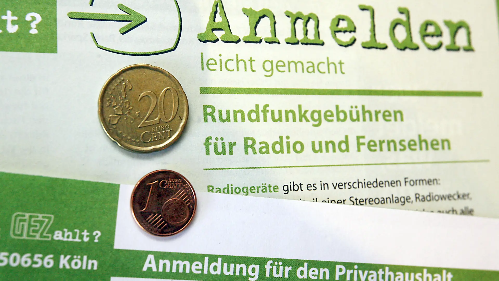 Auf einem Anmeldeformular der GEZ liegen 21 Cent (Illustration vom 02.05.2007). Um diese geht es am Mittwoch (02.05.2007) bei einer Gebührenklage von ARD, ZDF und Deutschlandfunk im Bundesverfassungsgericht in Karlsruhe. Die öffentlich rechtlichen Sender klagen gegen die jüngste Festsetzung der Rundfunkgebühren durch die Länder, die deutlich unter der Empfehlung der Kommission zur Ermittlung des Finanzbedarfs der Rundfunkanstalten (KEF) lag. Mit dem derzeit geltenden Staatsvertrag beschlossen die Länder, die Rundfunkgebühr zum 01. April 2005 um 88 Cent auf 17,03 Euro im Monat zu erhöhen. Sie blieben damit unter der Empfehlung der KEF, die eine Erhöhung zum 01. Januar 2005 um 1,09 Euro auf 17,24 Euro vorgeschlagen hatte. Diese ergibt eine Differenz von 21 Cent. Foto: Uli Deck dpa/lsw +++(c) dpa - Report+++