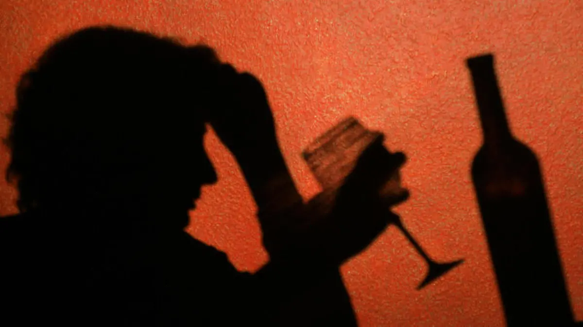Als eine der Folgen von Alkohol wiesen Wissenschaftler einen Schwund des Gehirnvolumens nach.