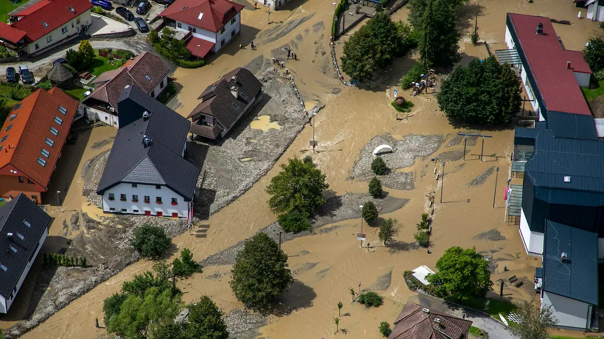 dpatopbilder - 06.08.2023, Slowenien, Schwarzenbach: Ein überschwemmtes Gebiet ist auf einer Luftaufnahme zu sehen. Angesichts der verheerenden Überschwemmungen und Erdrutsche der letzten drei Tage hat Slowenien die EU und die Nato um technische Hilfsgüter zur Beseitigung der Schäden gebeten. Foto: -/AP/dpa +++ dpa-Bildfunk +++