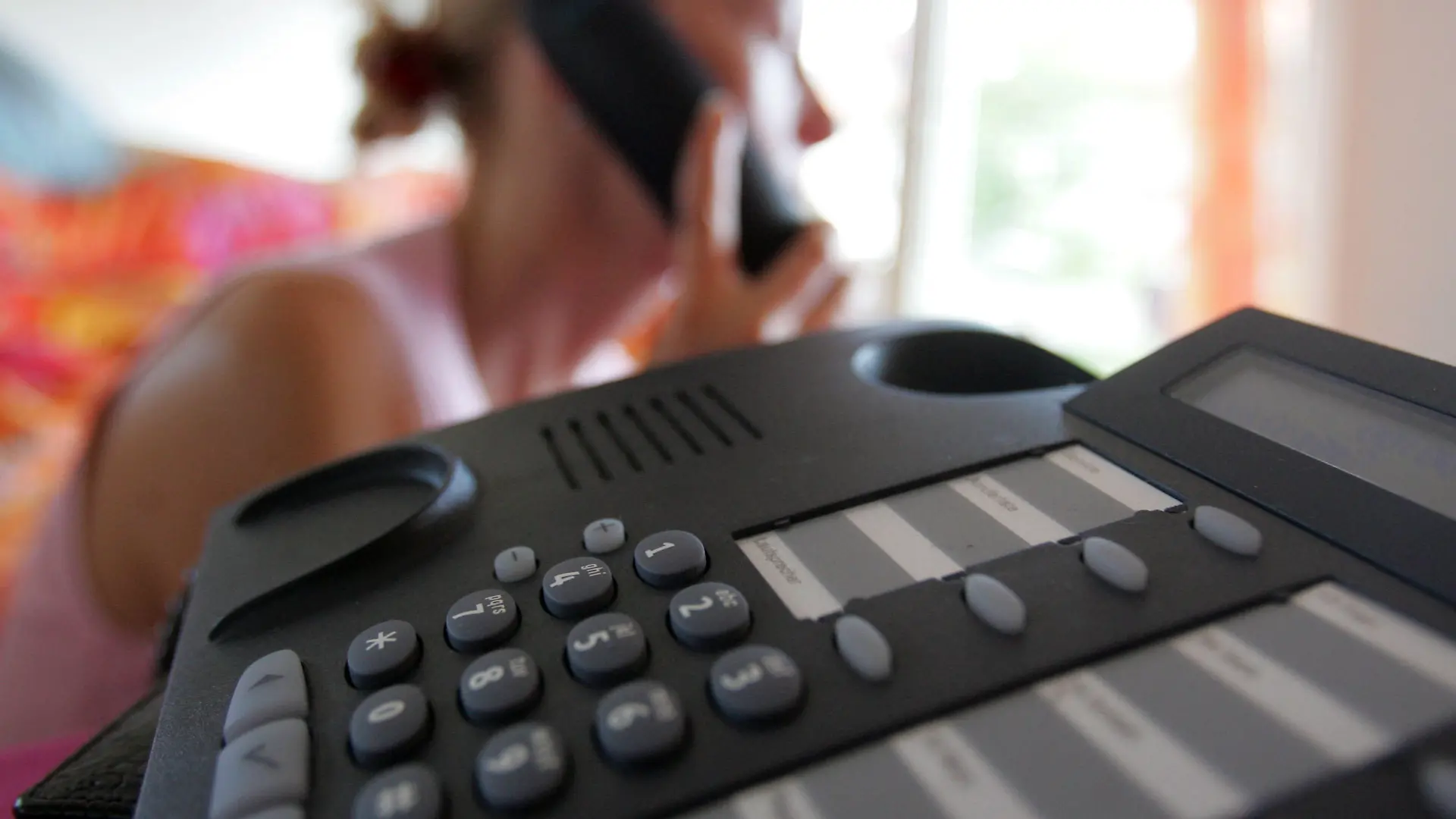 ARCHIV - Eine Frau telefoniert in einer Wohnung in Karlsruhe (gestellte Aufnahme vom 26.07.2005 - Illustration zum Thema Telefonüberwachung). Nach dem US-Senat hat auch das Abgeordnetenhaus am Samstagabend (04.08.2007) für ein umstrittenes Überwachungsgesetz von Terrorverdächtigen gestimmt. Wie US-Medien berichteten, votierten im von den oppositionellen Demokraten dominierten Repräsentantenhaus 227 für und 183 Abgeordnete gegen die Vorlage. Sie erleichtert der Regierung die Überwachung von Telefongesprächen und E-Mails mit Terrorverdächtigen im Ausland ohne vorherige gerichtliche Zustimmung. Die Regelung gilt vorerst für ein halbes Jahr und muss dann erneut auf den Prüfstand. Foto: Uli Deck (zu dpa 0045 vom 05.08.2007)  +++(c) dpa - Bildfunk+++