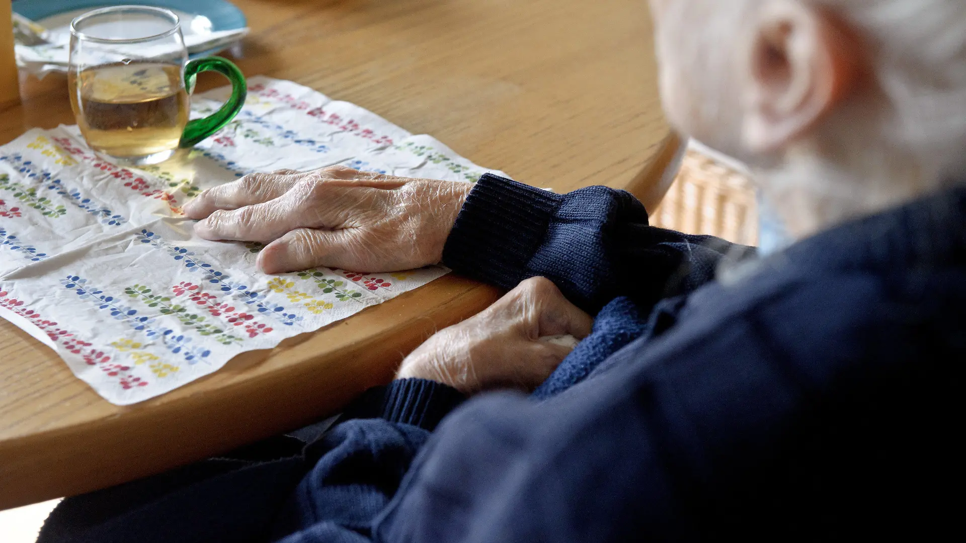 Die an Alzheimer erkrankte 91-jährige Maria Pfauth sitzt am Montag (03.09.2012) in Burgrieden (Kreis Biberach) in ihrem Wohnzimmer. Am 21.09.2012 ist Welt-Alzheimertag, der auf das Zusammenleben mit Demenzkranken hinweist. Foto: Tobias Kleinschmidt dpa/lsw (Zu dpa «Alzheimer - Wenn die Mutter zum schwierigen Kind wird» vom 14.09.2012) +++(c) dpa - Bildfunk+++