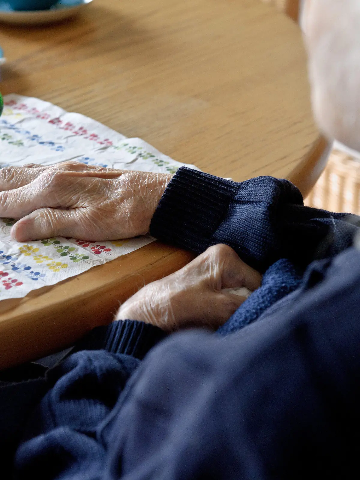 Die an Alzheimer erkrankte 91-jährige Maria Pfauth sitzt am Montag (03.09.2012) in Burgrieden (Kreis Biberach) in ihrem Wohnzimmer. Am 21.09.2012 ist Welt-Alzheimertag, der auf das Zusammenleben mit Demenzkranken hinweist. Foto: Tobias Kleinschmidt dpa/lsw (Zu dpa «Alzheimer - Wenn die Mutter zum schwierigen Kind wird» vom 14.09.2012)  +++(c) dpa - Bildfunk+++