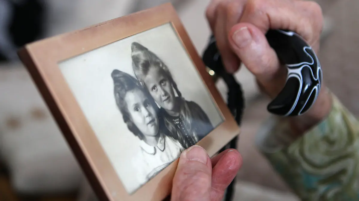 Eine Seniorin hält am Mittwoch (08.09.2010) im Altenwohnheim Margaretenhöhe in Bergisch Gladbach ein Bild aus ihrer Jugendzeit in der Hand. Weltweit leiden über 35 Millionen Menschen an der unheilbaren Krankheit Alzheimer, die Hirnzellen absterben lässt, das Gedächtnis zerstört und das Wesen verändert. Und die Zahl der Betroffenen wächst rasant. Foto: Oliver Berg dpa/lnw (zu dpa-Themenpaket Welt-Alzheimer-Tag - zum 21.9.)