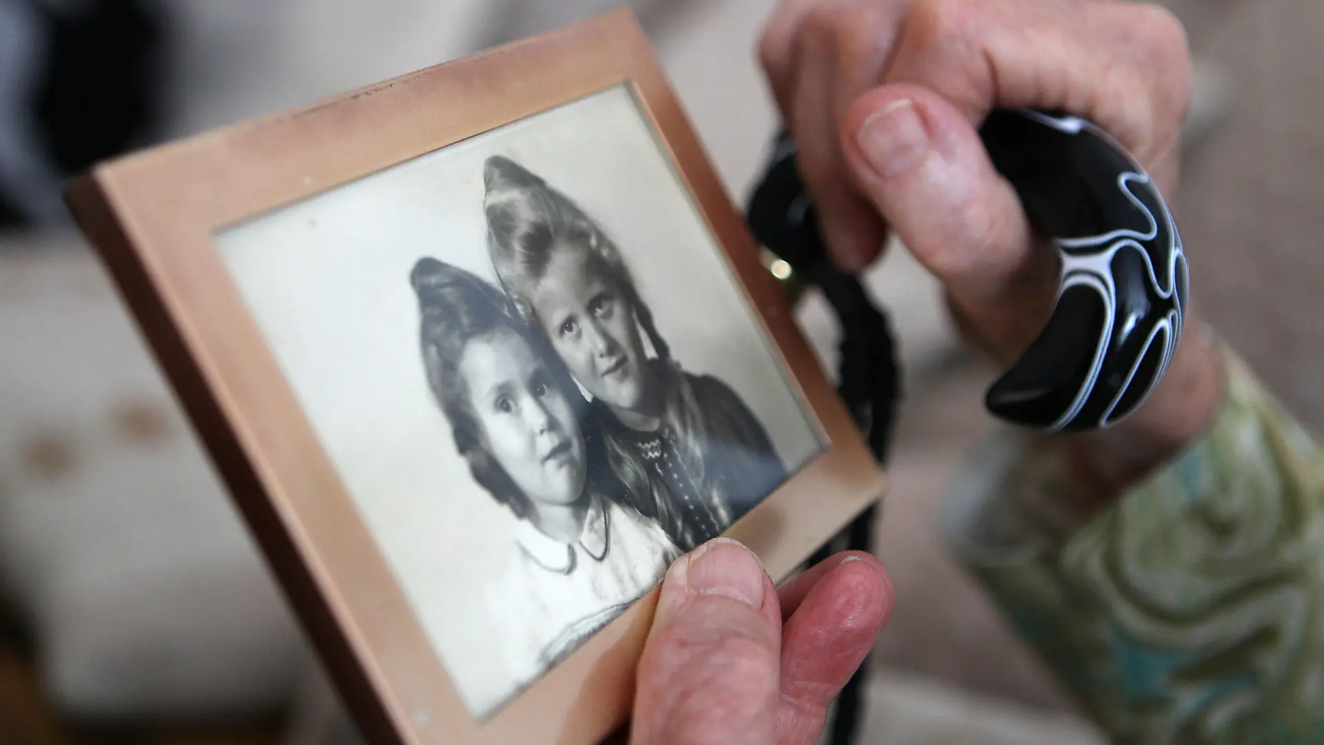 Eine Seniorin hält am Mittwoch (08.09.2010) im Altenwohnheim Margaretenhöhe in Bergisch Gladbach ein Bild aus ihrer Jugendzeit in der Hand. Weltweit leiden über 35 Millionen Menschen an der unheilbaren Krankheit Alzheimer, die Hirnzellen absterben lässt, das Gedächtnis zerstört und das Wesen verändert. Und die Zahl der Betroffenen wächst rasant. Foto: Oliver Berg dpa/lnw (zu dpa-Themenpaket Welt-Alzheimer-Tag - zum 21.9.)