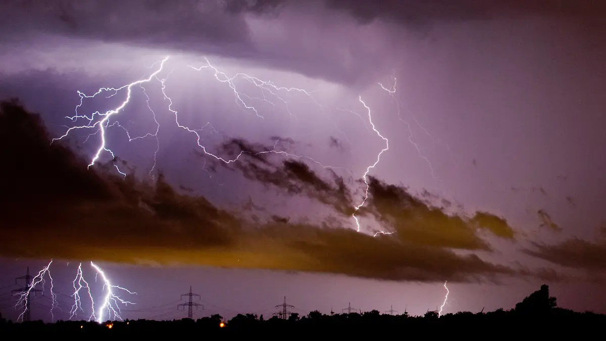 dpatopbilder Blitze zucken am 10.06.2014 am Himmel über Algermissen im Landkreis Hildesheim (Niedersachsen). Heftige Gewitter mit Starkregen, Sturmböen und Hagel ziehen über Deutschland hinweg. Foto: Julian Stratenschulte/dpa +++(c) dpa - Bildfunk+++