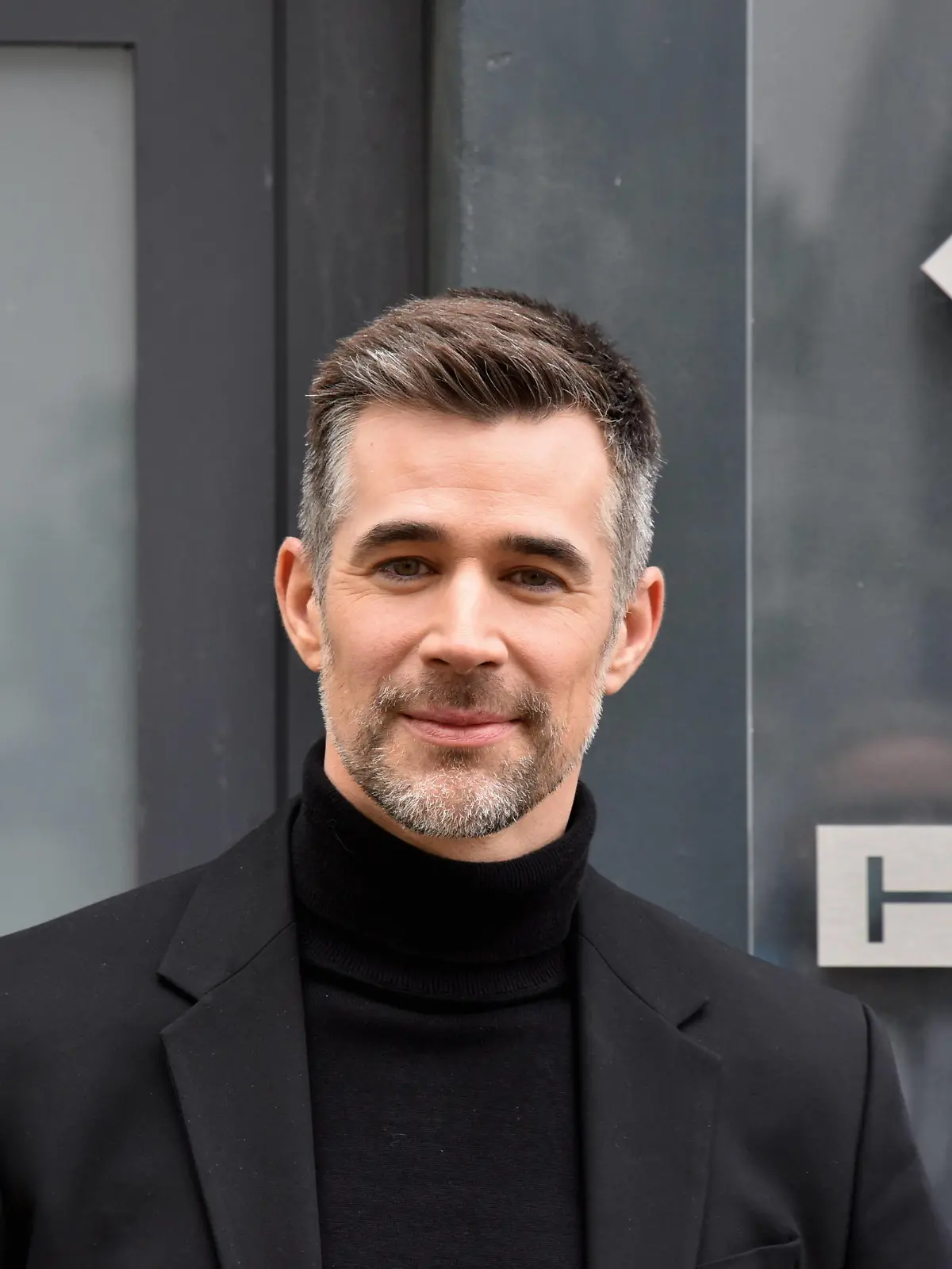 Schauspieler Jo Weil posiert in der Kulisse der RTL Serie Unter uns in der Jo Weil ab 01.04. als New Yorker Stararchitekt Dominic Adams zu sehen sein wird. *** Actor Jo Weil poses in the setting of the RTL series Unter uns in which Jo Weil will be seen from 01 04 as New York star architect Dominic Adams 