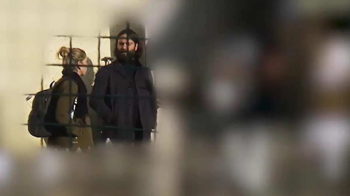 RTL-Reporterin Carolin Unger und Rechtsanwalt Ingo Bott konfrontieren den Sekten-Guru in Tschechien