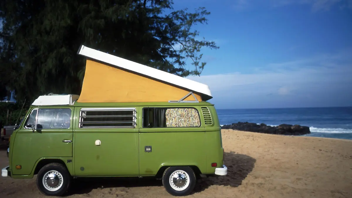 Der Camper eines Urlaubers parkt auf Oahu direkt am Strand, aufgenommen 1996.