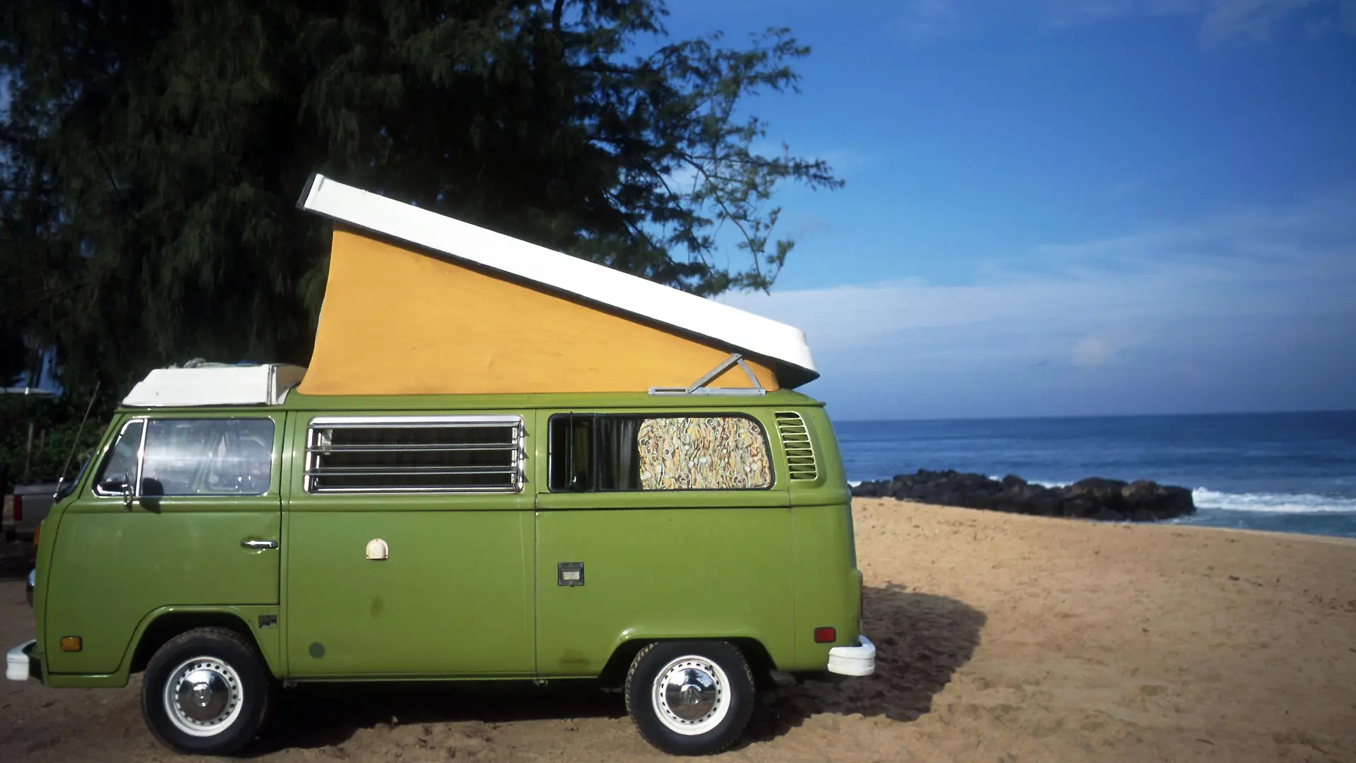 Der Camper eines Urlaubers parkt auf Oahu direkt am Strand, aufgenommen 1996.