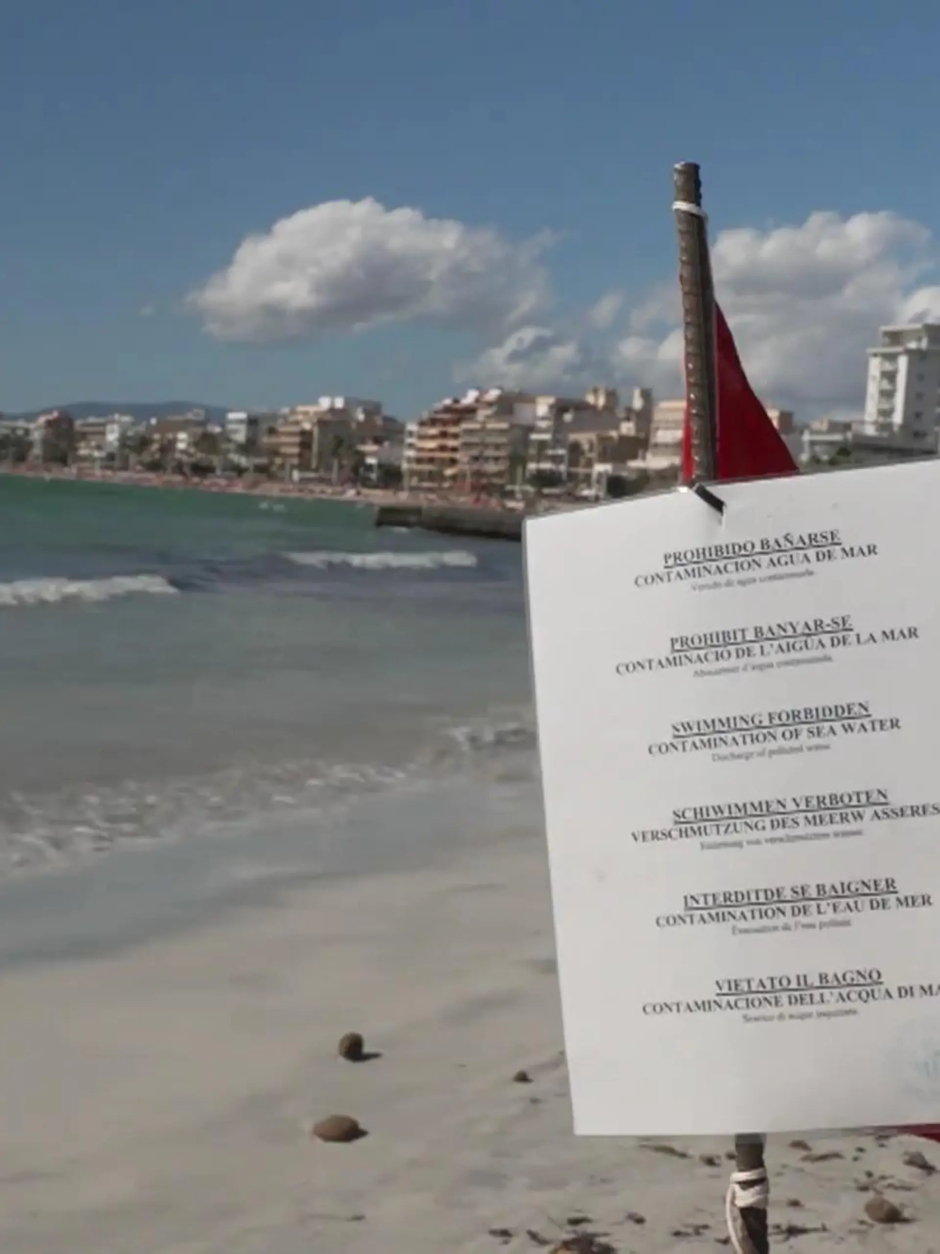 Immer wieder ertönt die Trillerpfeife der Rettungsschwimmer: An der Playa de Palma herrscht Badeverbot, kein Urlauber darf ins Wasser. Weil nach starken Regenfällen Fäkalien ins Meer geraten waren, haben die spanischen Behörden in der Nähe des Ballermanns die rote Flagge gehisst.