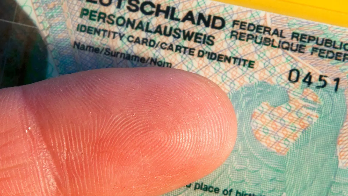 Ein Zeigefinger ist am Donnerstag (12.06.2008) in Schwerin über einem deutschen Personalausweis zu sehen. (Illustration zum Fingerabdrücke auf Personalausweisen) Der Bundesinnenminister ist mit seinem Plan gescheitert, Abdrücke beider Zeigefinger in jedem neuen Personalausweis speichern zu lassen. Das berichtet die «Neue Osnabrücker Zeitung» unter Berufung auf Innenexperten von Union und SPD. Fingerabdrücke sollen demnach nur auf Wunsch im Personalausweis gespeichert werden, eine Speicherpflicht werde es nicht geben. Foto: Jens Büttner dpa/lmv (zu dpa 4297 vom 12.06.2008) +++(c) dpa - Bildfunk+++