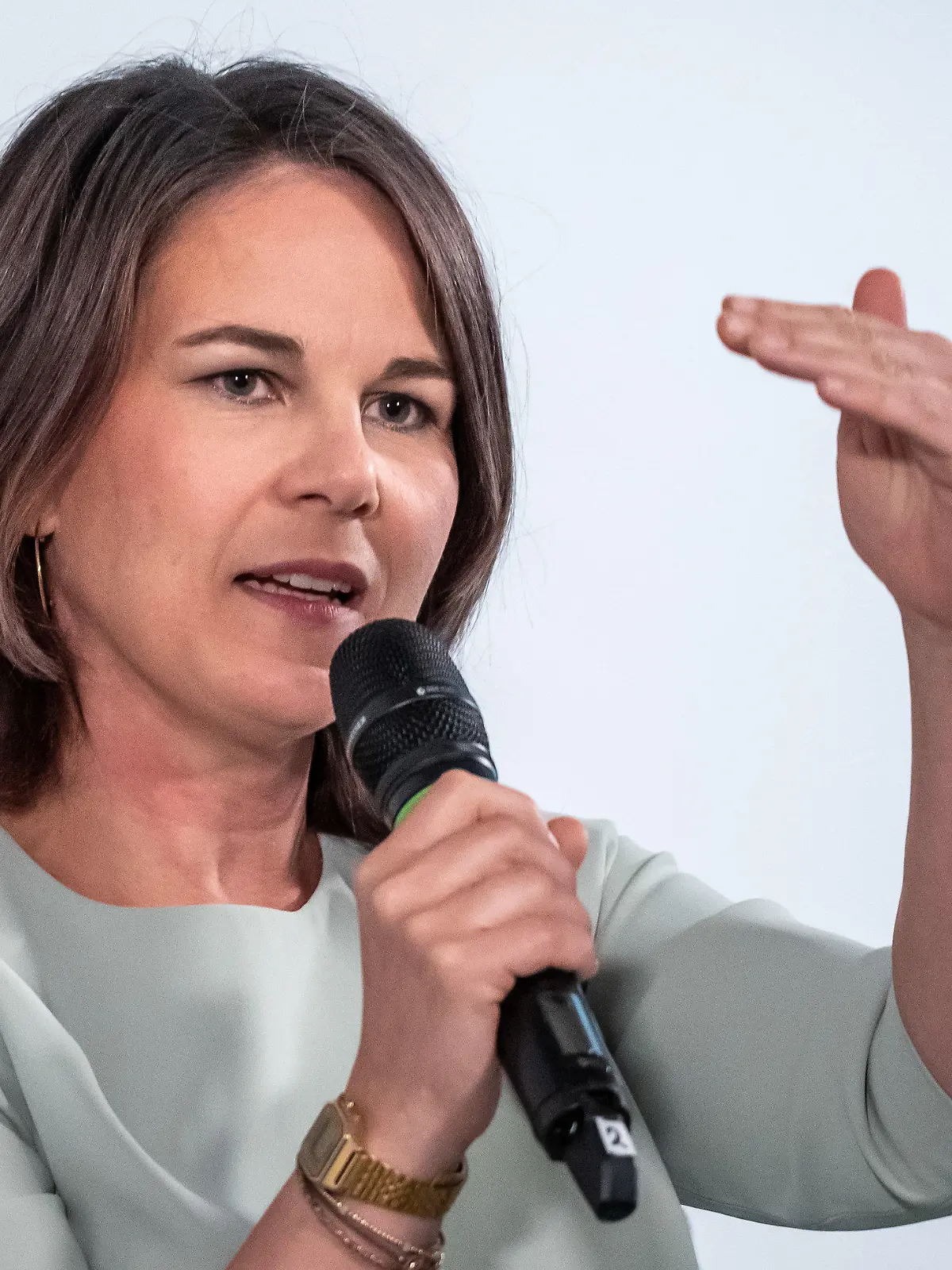 18.07.2023, Hessen, Frankfurt/Main: Annalena Baerbock (Bündnis 90/Die Grünen), Außenministerin, nimmt am Leserforum der Frankfurter Allgemeinen Zeitung (FAZ) teil. Baerbock ist auf Deutschlandreise unter dem Stichwort «Gemeinsam stark» zu den Themen Resilienz und Widerstandsfähigkeit Deutschlands. Foto: Michael Kappeler/dpa +++ dpa-Bildfunk +++