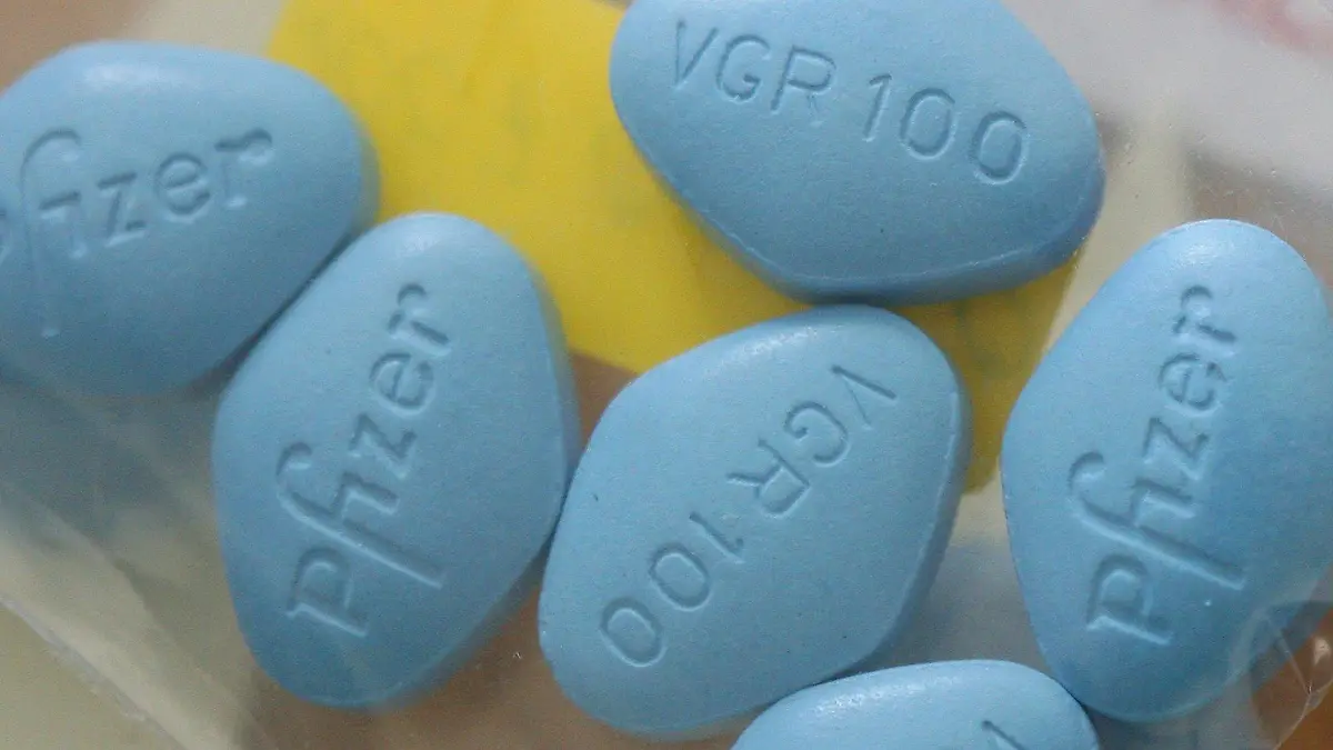Gefälschte Pillen des Potenzmittels "Viagra" sind am Freitag (25.04.2008) im Zentrallaboratorium Deutscher Apotheker (ZL) in Frankfurt am Main zu sehen. In dem Speziallabor können Apotheken Arzeimittel auf ihre Inhaltsstoffe hin untersuchen lassen. Um Aufschluss über den Markt zu bekommen, bestellt das ZL auch selbst Pillen bei dubiosen Händlern im Internet. Foto: Boris Roessler dpa/lhe (Zu dpa-lhe KORR vom 01.05.2008) +++(c) dpa - Bildfunk+++