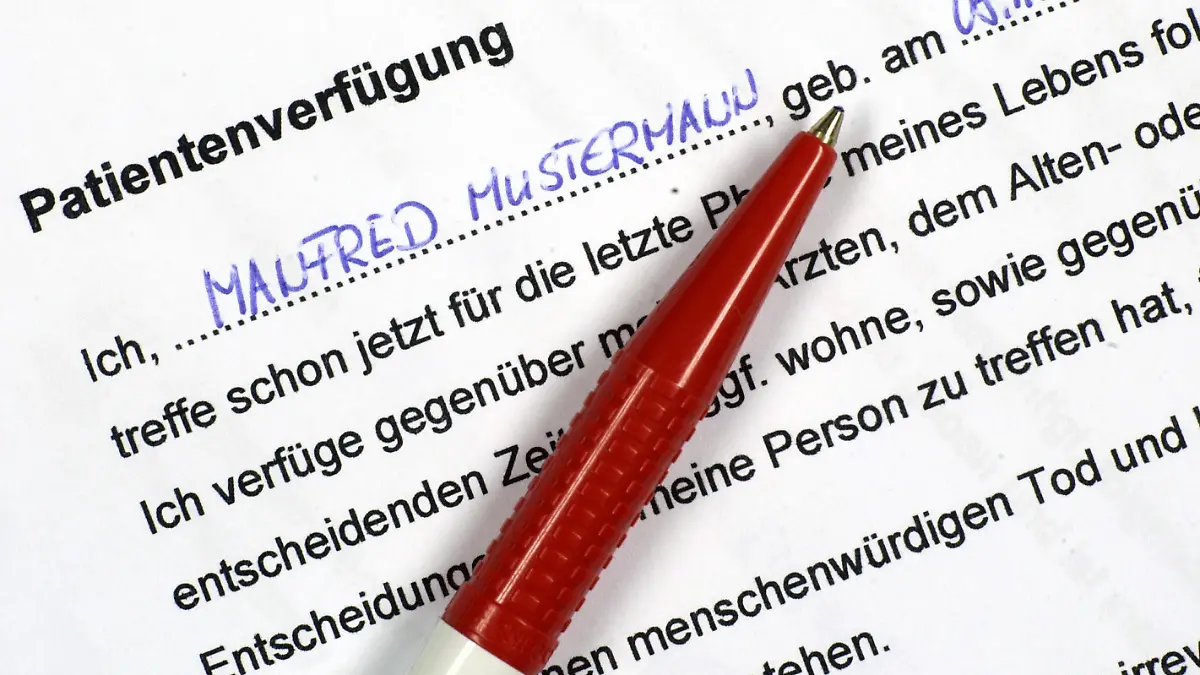 ARCHIV - Ein Stift liegt am 02.06.2005 auf dem ausgefüllten Vordruck einer Patientenverfügung (Illustration). Zum In-Kraft-Treten des Gesetzes zu Patientenverfügungen am kommenden Dienstag (1. September) rät Bundesjustizministerin Zypries (SPD) zur regelmäßigen Überprüfung der Erklärungen. In einem Gespräch mit der Deutschen Presse-Agentur dpa begründete sie dies damit, dass die Verfügungen am besten immer die aktuelle Situation betreffen müssten. Einen Zwang zur Aktualisierung gebe es jedoch nicht. Foto: Jens Büttner (zu dpa-Gespräch am 28.05.2009) +++(c) dpa - Bildfunk+++